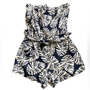 Banana Republic Linen Leaf Print Romper in Navy blue and white. Size 8